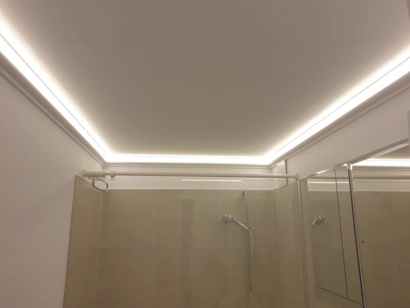 Badezimmer. Der Kunde hat das Lichtleiste Modell OL-16 montiert. 